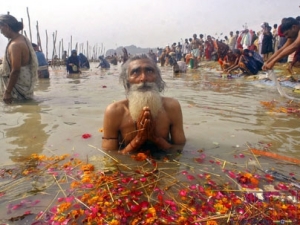 praying-in-the-ganges